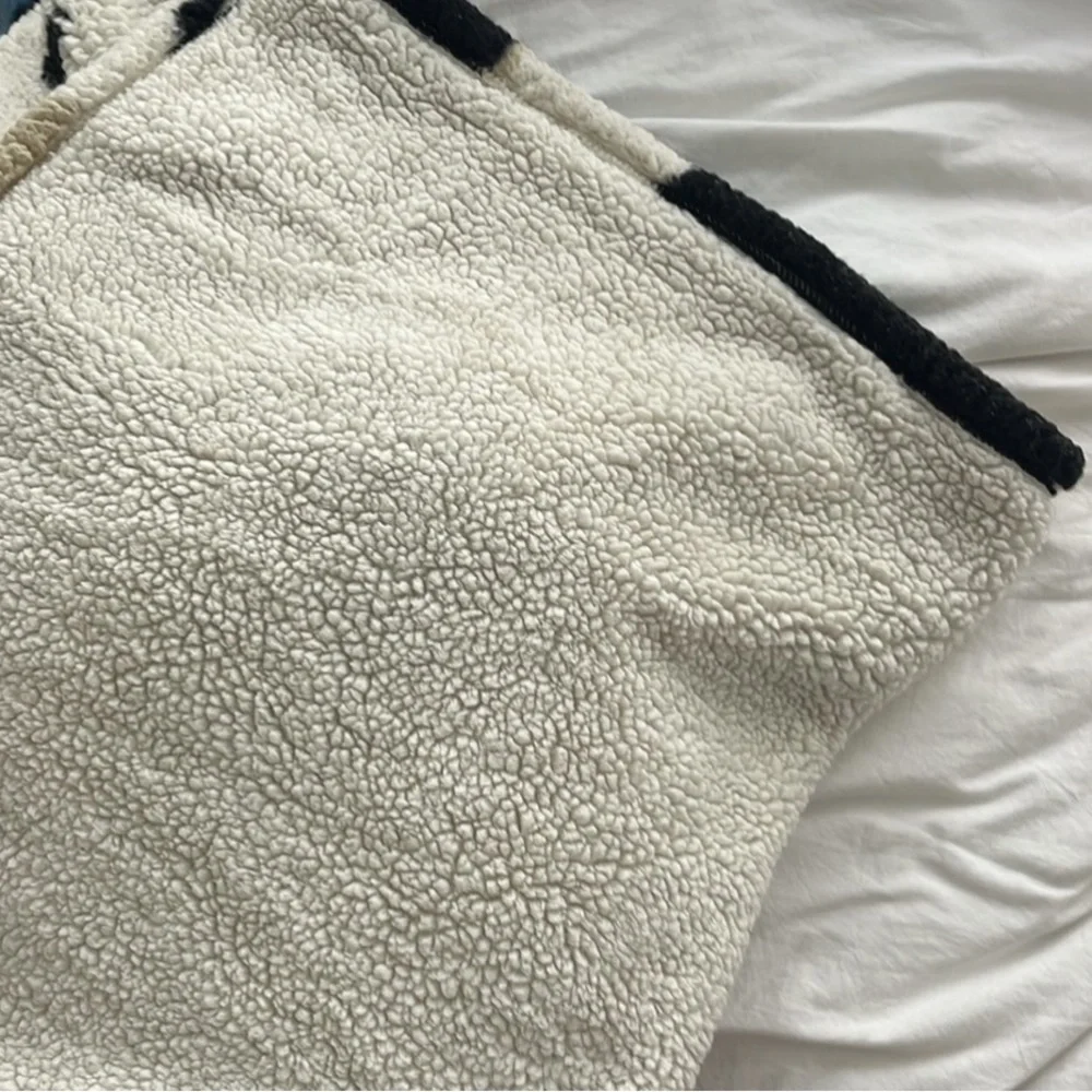 Urban Outfitters Yin Yang Fleece Throw Blanket - Picture 5 of 5